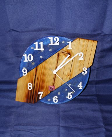 Eine moderne Wanduhr mit einem blauen Ziffernblatt und Holzakzenten.