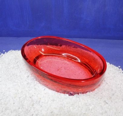 Rote Schale auf einem Bett aus weißem Kies.