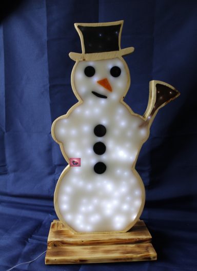 Ein leuchtender Schneemann mit Hut, Schal und einen Besen in der Hand.