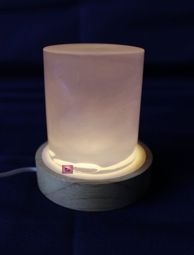 Ein eleganter, rundes Dekolicht mit Holzsockel.