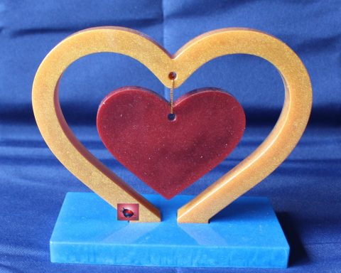 Skulptur eines Herzens aus Epoxidharz