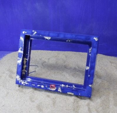 Blauer, Goldflakes im Rahmen auf sandigen Untergrund.