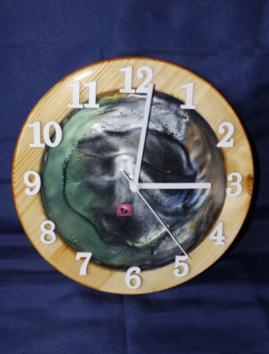 Uhr mit einer Holzrahmen und einer bunten, marmorierten Epoxid .