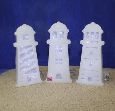 Drei dekorative Leuchttürme aus weißem Material mit blauen LED-Lichtern.