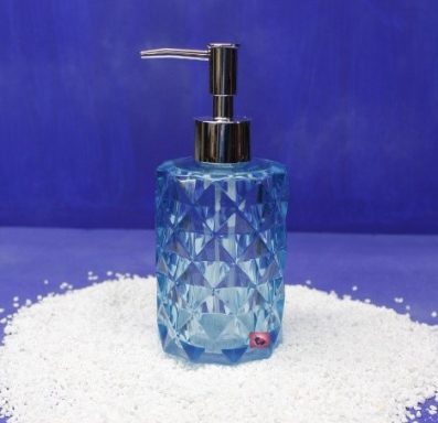 Blauer, diamantförmiger Spender mit schwarzem Deckel, umgeben von weißem Material.