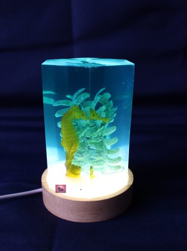 Leuchtende Tischlampe mit einem Seepferdchen 